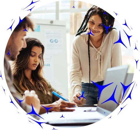 Três pessoas trabalhando