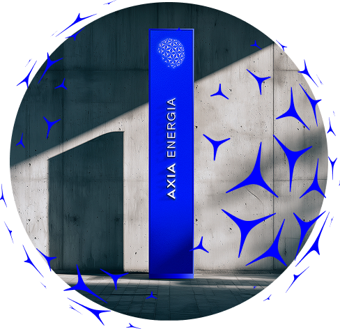Totem vertical azul com o texto “AXIA ENERGIA” em um ambiente de concreto com iluminação diagonal, cercado por formas abstratas azuis.