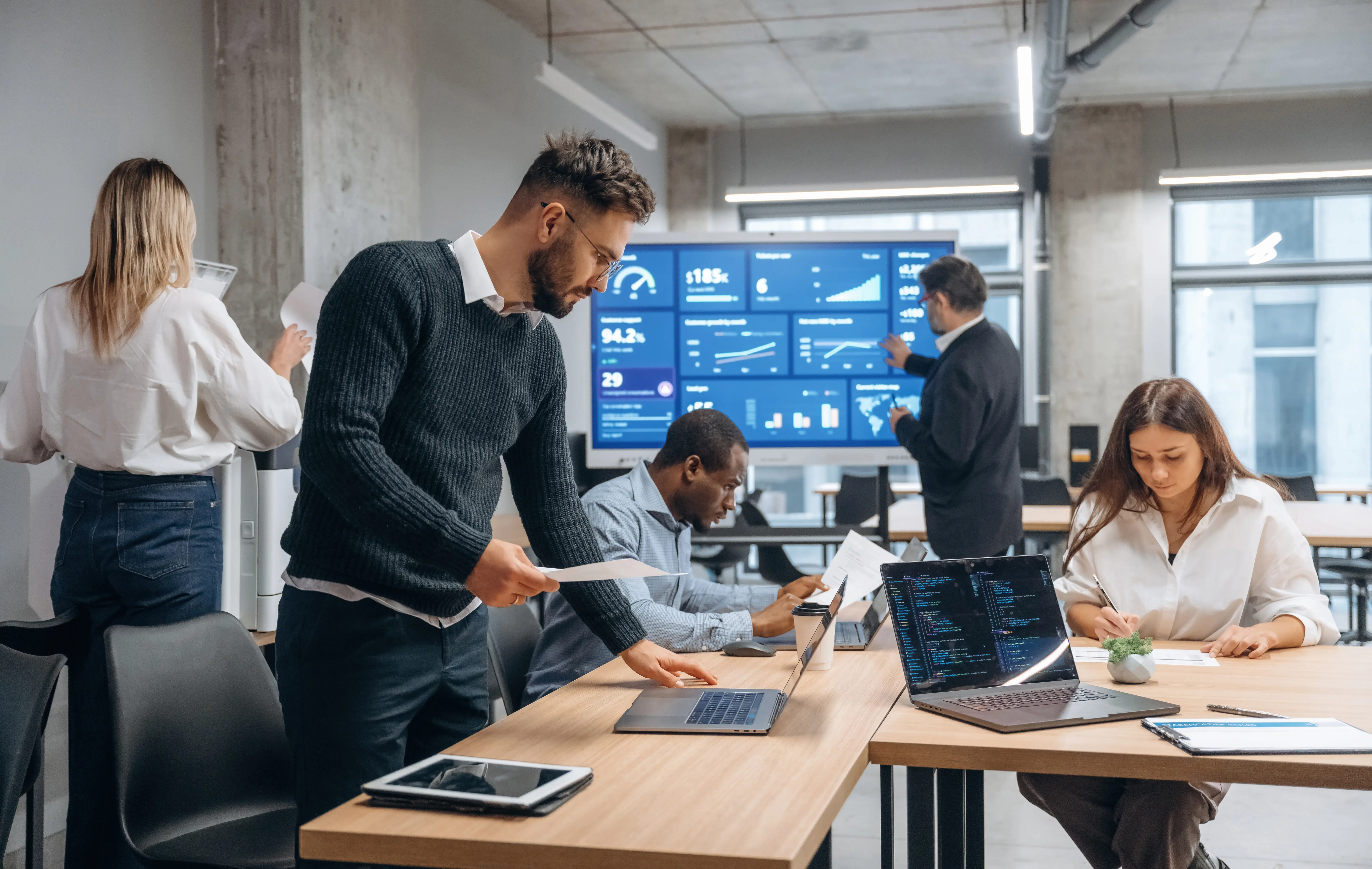Grupos de pessoas trabalhando em um escritório.