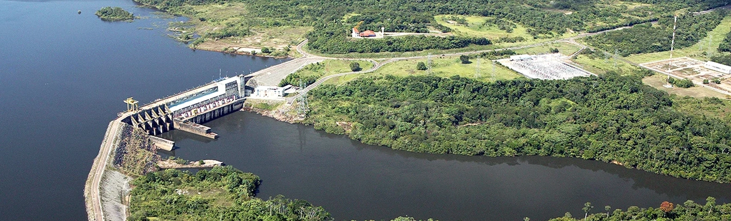 Vista aérea de barragem e usina hidrelétrica