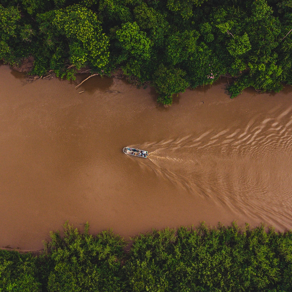 barco no rio