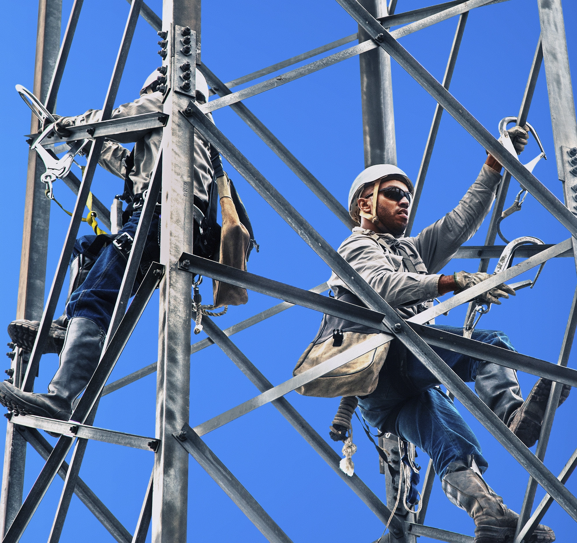 Dois técnicos na torre