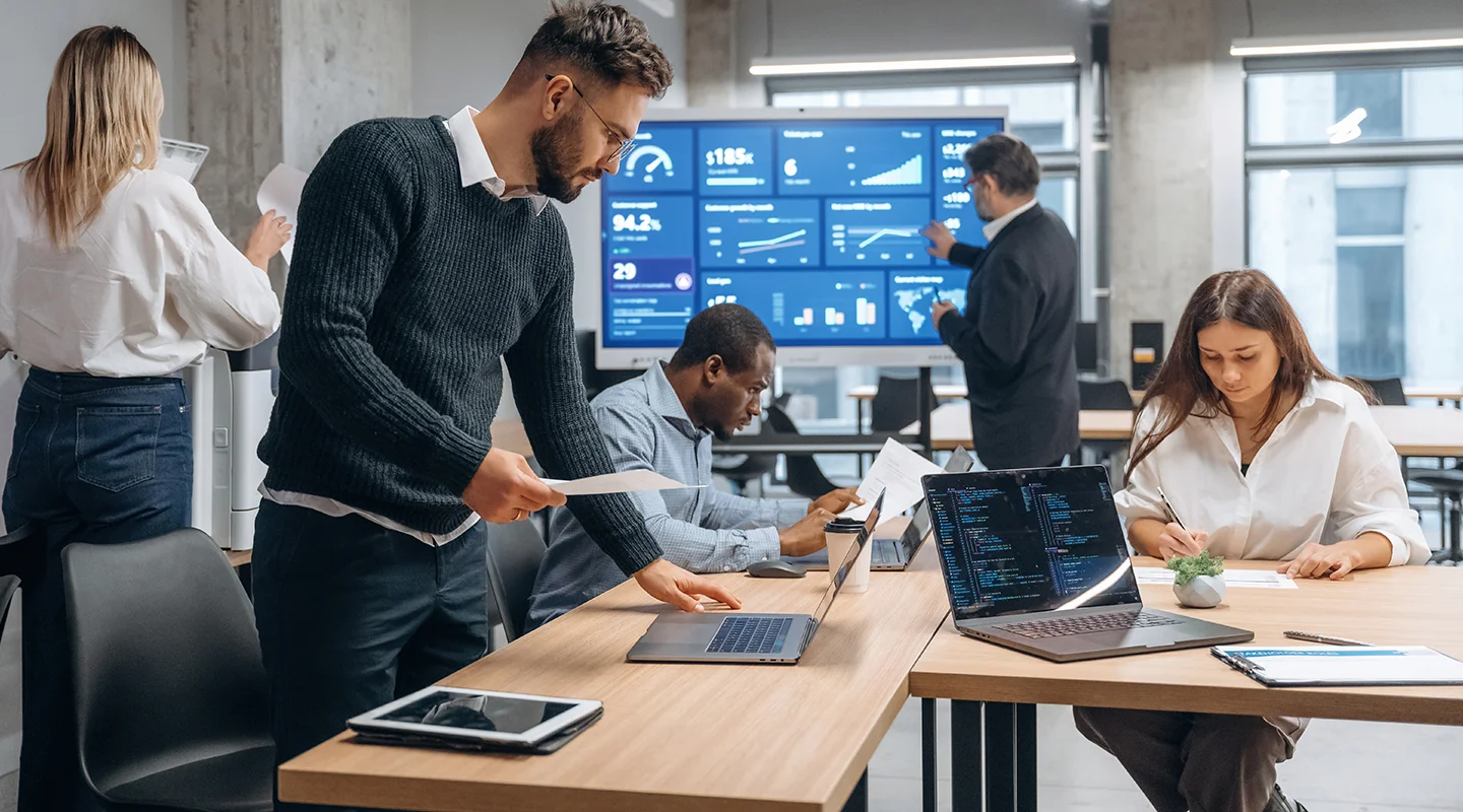 Imagem de pessoas trabalhando em um escritório