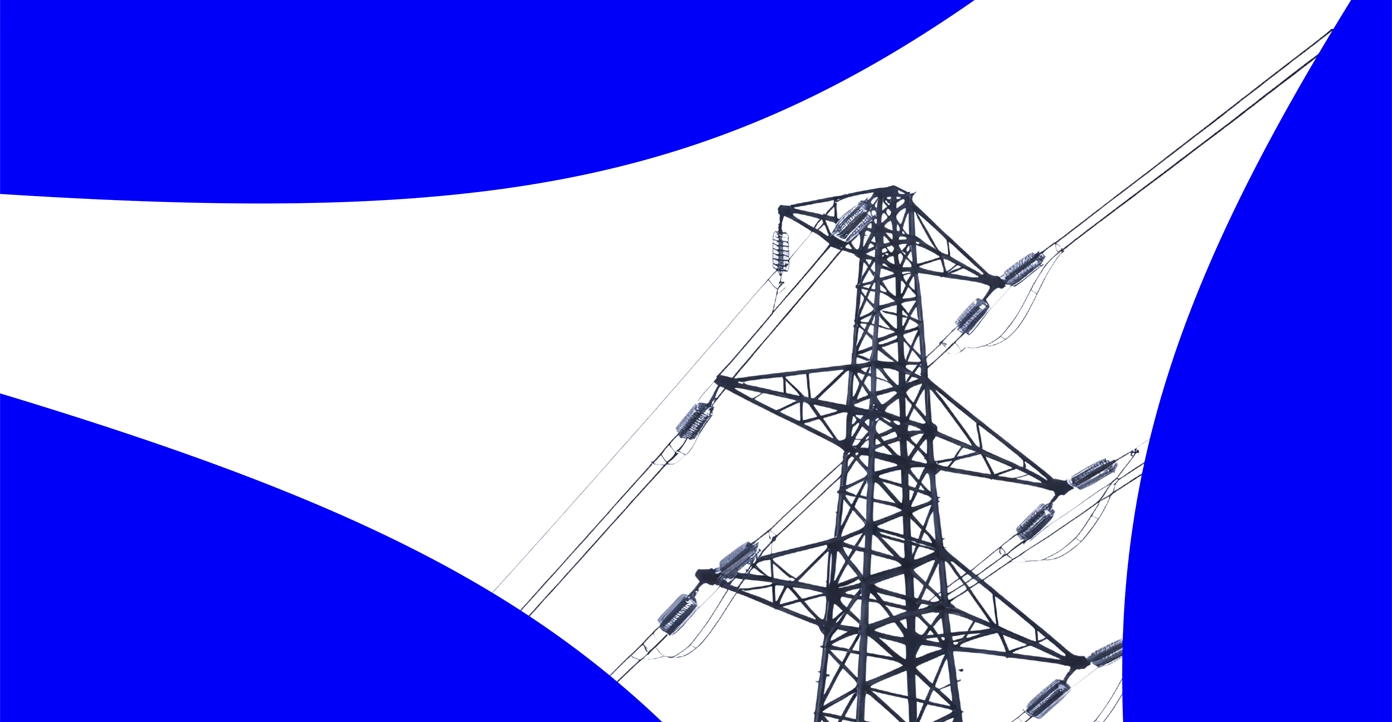 Imagem mostrando uma torre de transmissão de energia elétrica em estrutura metálica preta, vista de baixo para cima. A torre está posicionada no lado direito da imagem, com vários cabos conectados a isoladores. Ao fundo, há áreas curvas em azul intenso e branco que formam um design gráfico abstrato, criando contraste com a torre.