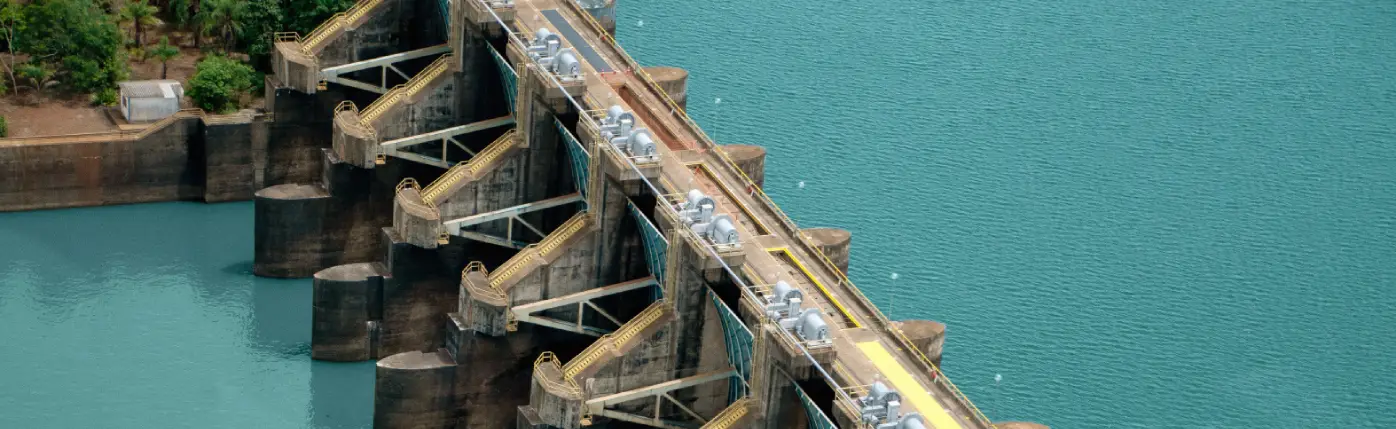 Vista aérea de usina hidrelétrica