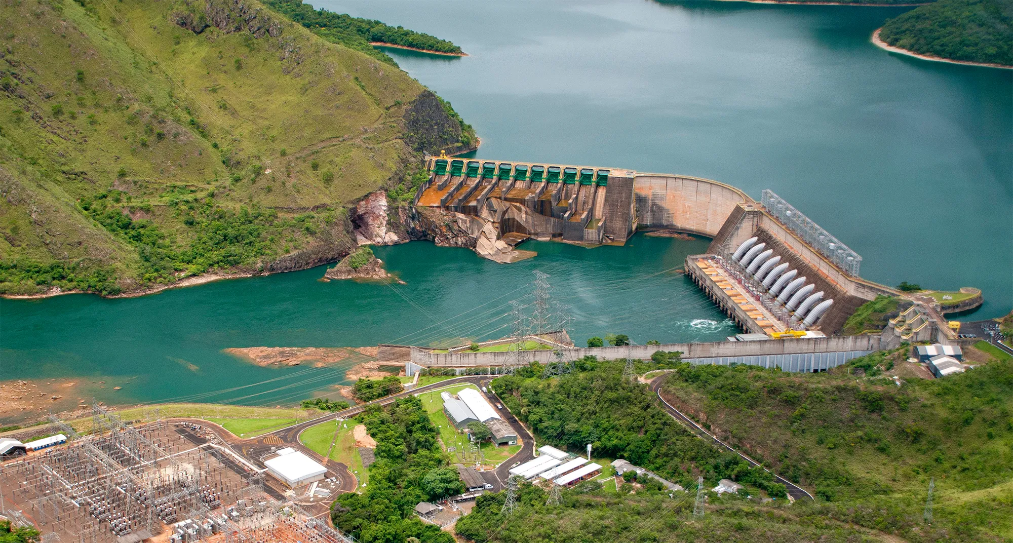 Vista aérea de usina hidrelétrica