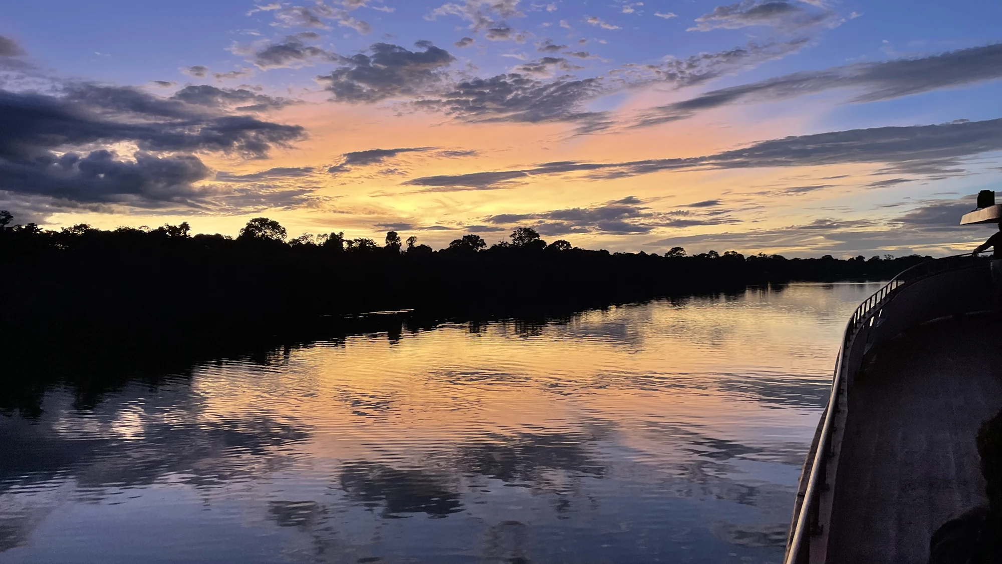 Por de sol no Rio Amazonas