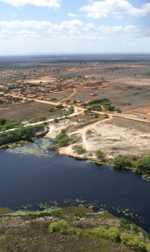 Vista aérea de terreno e rio na região Amazônica