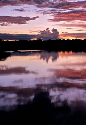 Pôr do sol em rio na região Amazônica