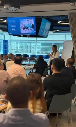 Mulher palestra para plateia 