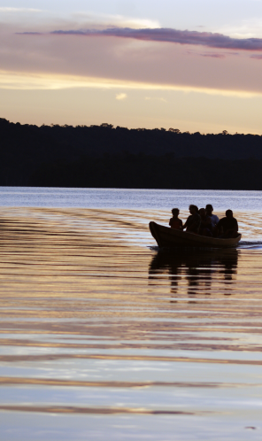 Embarcação em rio na região Amazônica