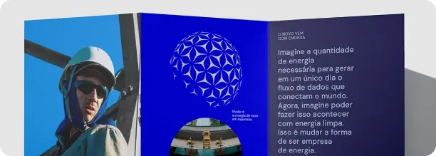 Painel expositivo com foto de trabalhador usando capacete e óculos de proteção ao lado de um gráfico circular estilizado e texto sobre energia limpa e conectividade.