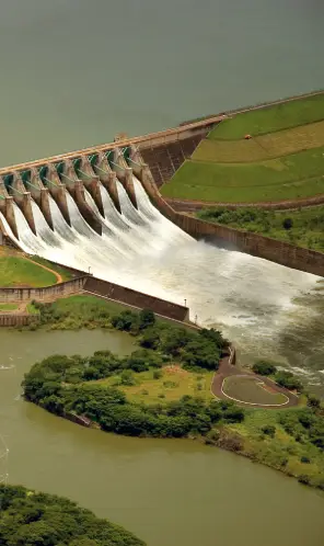 Vista área da usina hidrelétrica Marimbondo no Rio Grande, entre Icém (SP) e Fronteira (MG)