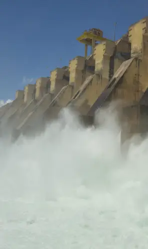 Vertedouro aberto da usina hidrelétrica Luiz Gonzaga