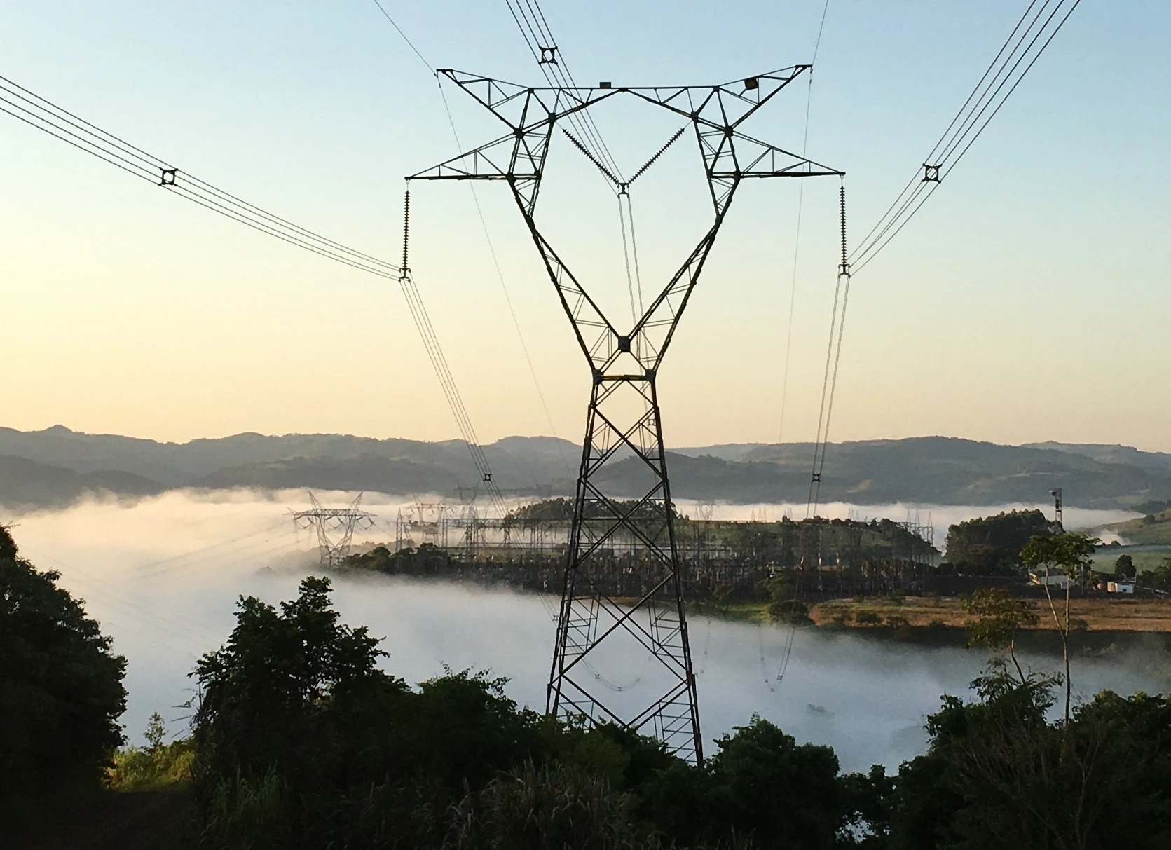 Torre de transmissão ao amanhecer